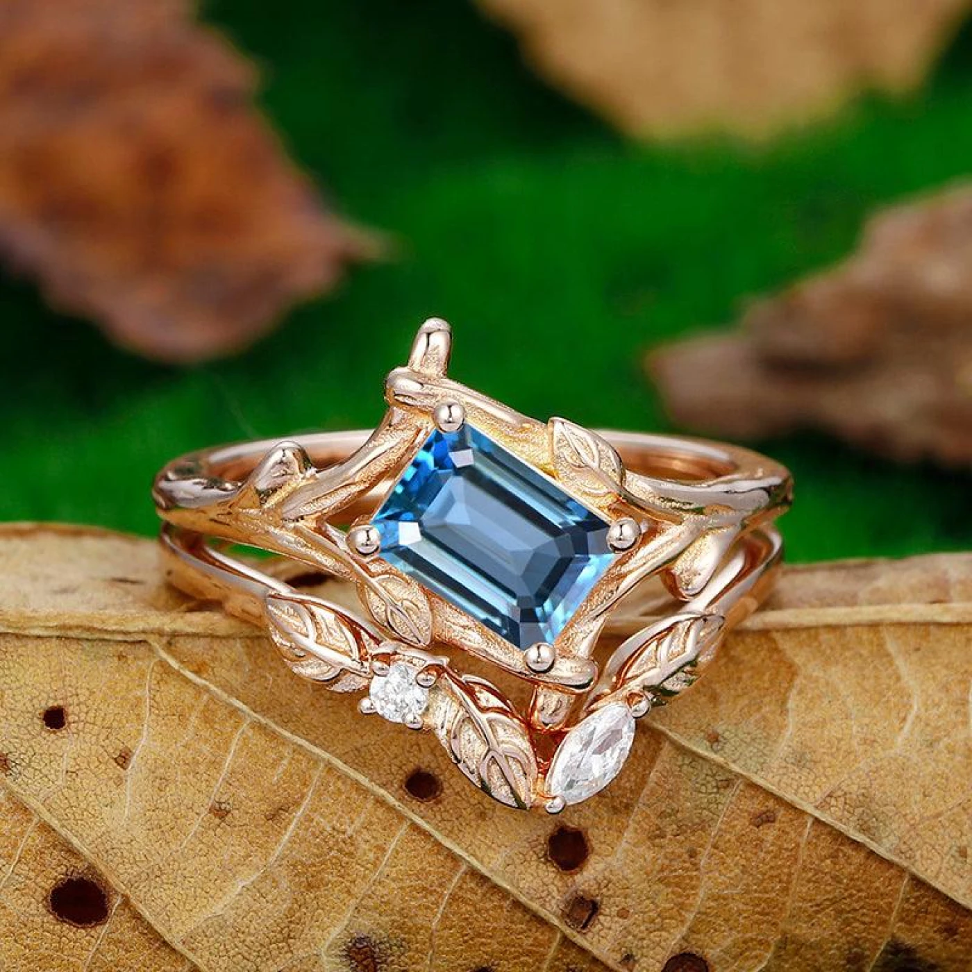 1 CT Emerald cut Split Shank ring set
